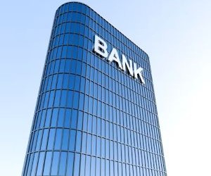 Cryptocurrencies offer high return potential and greater financial freedom through decentralisation, operating in a market that is open 24/7. However, they are a high-risk asset due to extreme volatility and the lack of regulation. The main risks include rapid losses and cybersecurity failures. The key to success is to invest only with a clear strategy and with capital that does not compromise your financial stability.