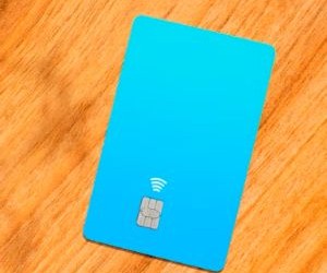 Forex offers opportunities to profit from fluctuations between global currencies in a highly liquid market that trades 24 hours a day, but it is also a high-risk arena due to leverage, sharp volatility and the impact of macroeconomic news; the key is to trade with a clear strategy, strict risk management and only with capital you can afford to lose without affecting your financial stability.