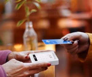 Cryptocurrencies offer high return potential and greater financial freedom through decentralisation, operating in a market that is open 24/7. However, they are a high-risk asset due to extreme volatility and the lack of regulation. The main risks include rapid losses and cybersecurity failures. The key to success is to invest only with a clear strategy and with capital that does not compromise your financial stability.