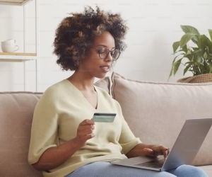 Commodities such as gold, oil, agricultural products and industrial metals offer opportunities to diversify your portfolio and hedge against inflation, but they are also high-risk assets due to price volatility, geopolitical tensions and supply-demand shocks; the key is to invest with a clear strategy, an understanding of the underlying market drivers, and only with capital that does not compromise your financial stability.