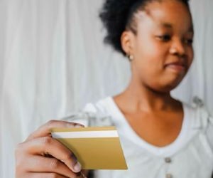 Forex offers opportunities to profit from fluctuations between global currencies in a highly liquid market that trades 24 hours a day, but it is also a high-risk arena due to leverage, sharp volatility and the impact of macroeconomic news; the key is to trade with a clear strategy, strict risk management and only with capital you can afford to lose without affecting your financial stability.