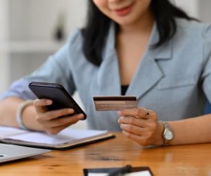 Cryptocurrencies offer high return potential and greater financial freedom through decentralisation, operating in a market that is open 24/7. However, they are a high-risk asset due to extreme volatility and the lack of regulation. The main risks include rapid losses and cybersecurity failures. The key to success is to invest only with a clear strategy and with capital that does not compromise your financial stability.