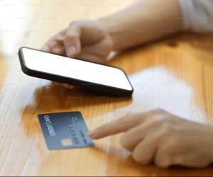 Cryptocurrencies offer high return potential and greater financial freedom through decentralisation, operating in a market that is open 24/7. However, they are a high-risk asset due to extreme volatility and the lack of regulation. The main risks include rapid losses and cybersecurity failures. The key to success is to invest only with a clear strategy and with capital that does not compromise your financial stability.