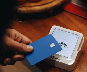 Cryptocurrencies offer high return potential and greater financial freedom through decentralisation, operating in a market that is open 24/7. However, they are a high-risk asset due to extreme volatility and the lack of regulation. The main risks include rapid losses and cybersecurity failures. The key to success is to invest only with a clear strategy and with capital that does not compromise your financial stability.