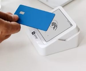 Cryptocurrencies offer high return potential and greater financial freedom through decentralisation, operating in a market that is open 24/7. However, they are a high-risk asset due to extreme volatility and the lack of regulation. The main risks include rapid losses and cybersecurity failures. The key to success is to invest only with a clear strategy and with capital that does not compromise your financial stability.