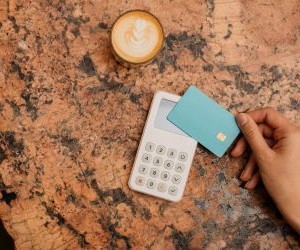 Cryptocurrencies offer high return potential and greater financial freedom through decentralisation, operating in a market that is open 24/7. However, they are a high-risk asset due to extreme volatility and the lack of regulation. The main risks include rapid losses and cybersecurity failures. The key to success is to invest only with a clear strategy and with capital that does not compromise your financial stability.